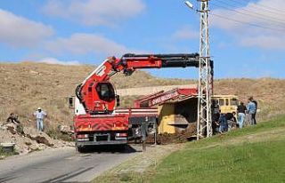 Toprak yüklü  kamyon yan yattı: 1 yaralı