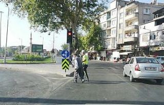 Trafik polisinden örnek davranış