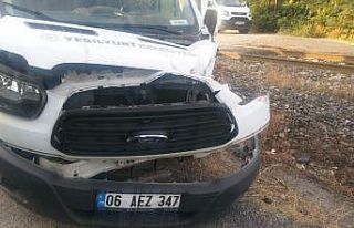 Tren kamyonete çarptı, 1 yaralı