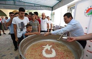 Tütüncü’den Kepezlilere aşure ikramı