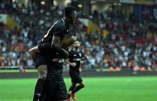 Umut Bulut gollerine devam ediyor