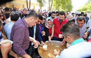 Üniversite öğrencilerine aşure ikramı