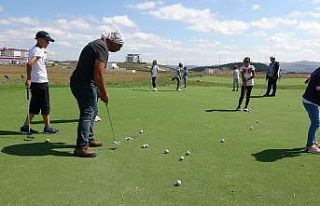 Üniversite yönetimi sahayı açmayınca golfçüler...