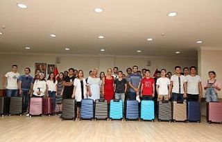 Üniversiteli gençlerin valiz sevinci