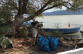 Üniversiteliler Gölyazı’yı temizledi