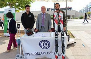 Uşak Üniversitesi Rektörü topluluk stantlarını...