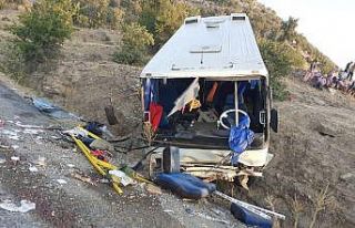 Üzüm işçilerini taşıyan minibüs uçuruma yuvarlandı:...