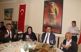 Vali Akbıyık, şehit aileleri ve gazilerle yemekte...