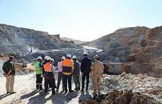 Vali Arslantaş, demir madeninde incelemelerde bulundu