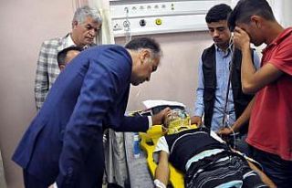 Vali Çağatay kazada yaralananları hastanede ziyaret...