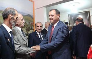 Vali Kaldırım ve protokol üyeleri gazilerle bir...