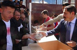 Vali Masatlı, aşure dağıttı