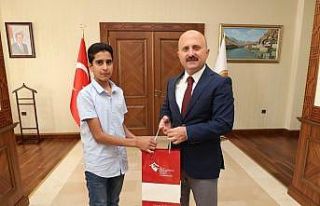 Vali Varol başarılı öğrencileri ödüllendirdi