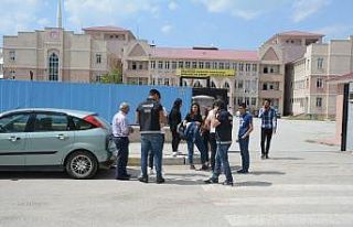 Van polisi, okul çevreleri, yaya geçitleri ve okul...