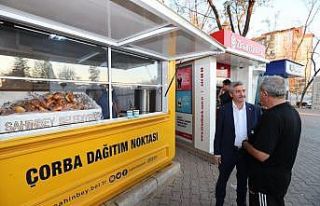 Vatandaşlar Şahinbey Belediyesi’nin çorba ikramından...