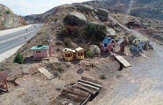 Viranelerden topladıkları ile çocuklara masal köyü...