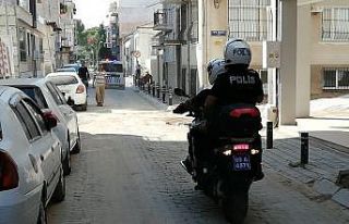 Yalınayak firar etti, tarlada yakalandı