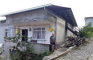 Yıldırım sonucu yanan çatı katı, kaymakamlık...