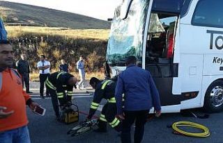 Yolcu otobüsü ile tır çarpıştı: 17 yaralı
