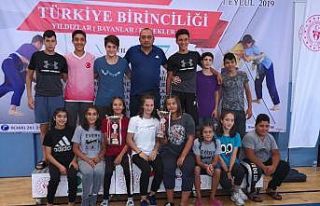 Yunusemre kuşak güreşinde madalyaları topladı