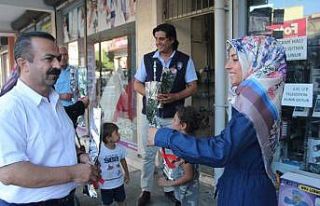 Zabıta ekiplerinden vatandaşlara karanfil