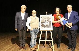 30 yıl önce fotoğrafını çeken kişiyle bir araya...