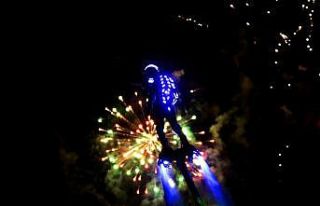 Adana’da ışık, havai fişek ve flyboard gösterisi