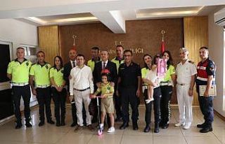 Ailesini trafikte uyardı, ödülü kaptı