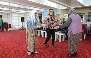 ‘Altın kızlar’a çalgılı, pastalı 100. yaş...