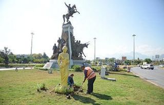 Altın renkli heykeller kenti süslüyor