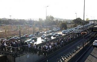 Altunizade metrobüs durağında aşırı yoğunluk