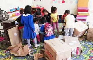 Anaokulu öğrencileri oyuncaklarını uzaktaki kardeşleriyle...