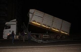 Aniden açılan damper şehir polis kamerası direğini...
