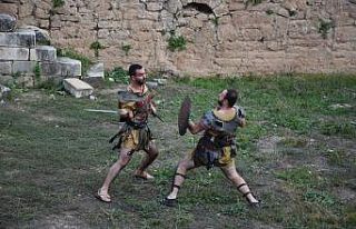 Antik kentte gladyatör dövüşleri nefesleri kesti