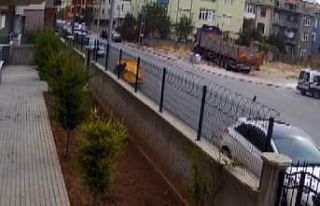 Apartmanın demir kapısını söküp götürdü