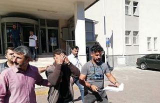 Yakalanmamak için kadın kıyafeti giymiş