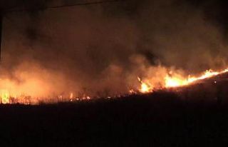 Atlama kuleleri arkasında korkutan yangın