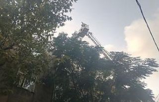 Avcılar’da korkutan çatı yangını