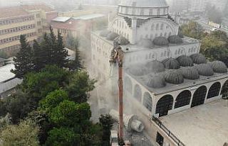 Avcılar’daki caminin ikiz minaresinin yıkım işlemleri...