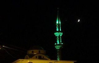 Ay ile yıldızın buluşması görenleri büyüledi