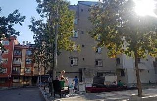 Bağcılar’da depremde hasar alan bir bina boşaltıldı
