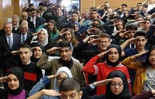 Bakan Akar öğrenciler tarafından asker selamı...