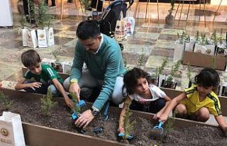 Bakan Pakdemirli, çocuklarla fidan dikti