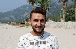 Balon balığı, tenekeyi parçalarken görüntülendi