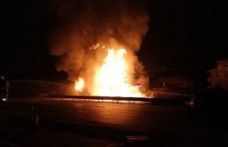 Bariyerlere çarpan tır alev alev yandı