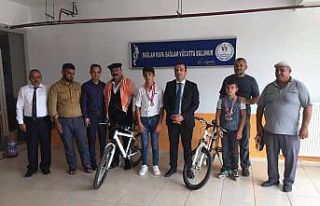 Başarılı minik pehlivanlara bisiklet hediye edildi