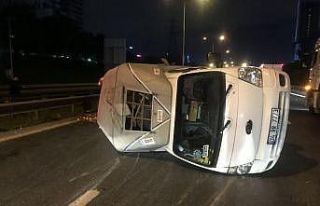 Basın Ekspress’te sebze yüklü kamyonet yola devrildi:...