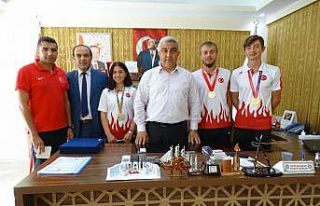 Başkan Çalışkan, şampiyon milli sporcuları ödüllendirdi