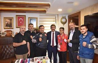 Başkan Çelik, şampiyon sporcuyu ödüllendirdi