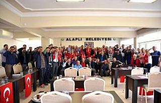 Başkan meclis üyelerinden Mehmetçiğe asker selamı